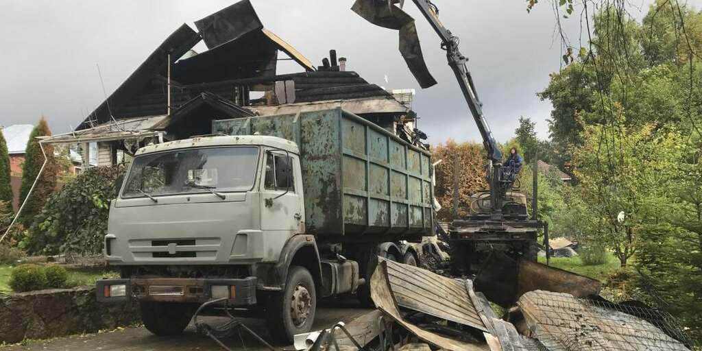 Вывоз мусора после пожара с утилизацией в Красном Сулине в октябре