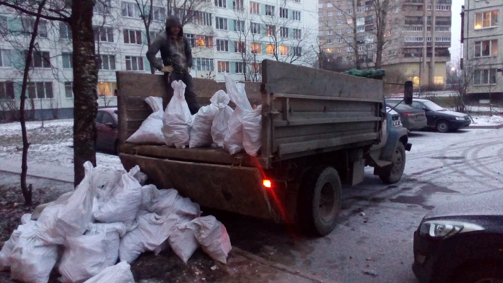 Вывоз мусора в мешках в Красном Сулине в октябре