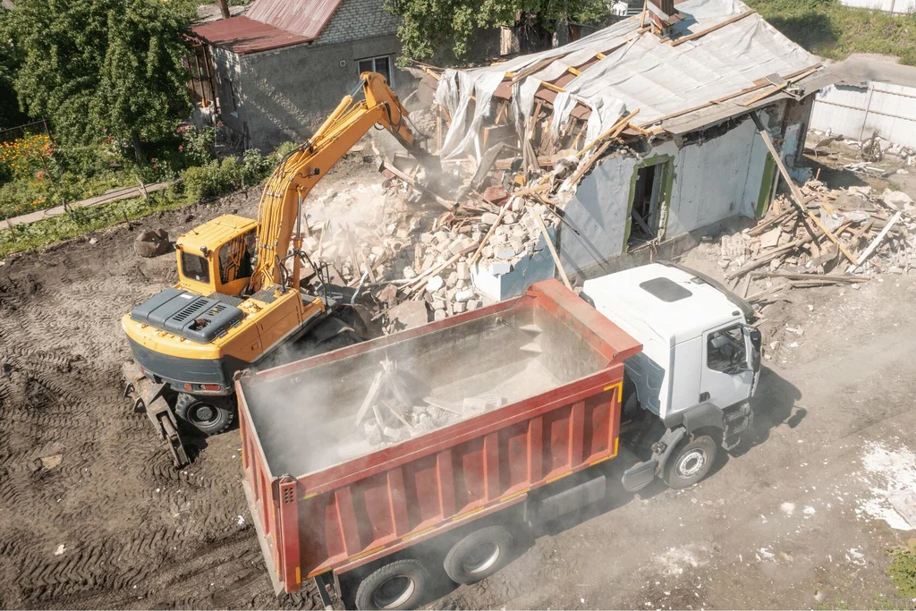 Вывоз мусора после сноса зданий с выездом в Красном Сулине в октябре