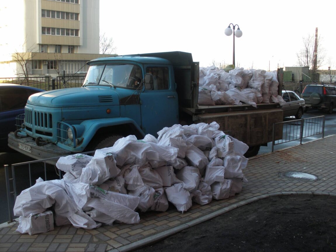 Вывоз мусора ЗИЛом в Красном Сулине от ПроМусор: аренда самосвала ЗИЛ от 2296 руб