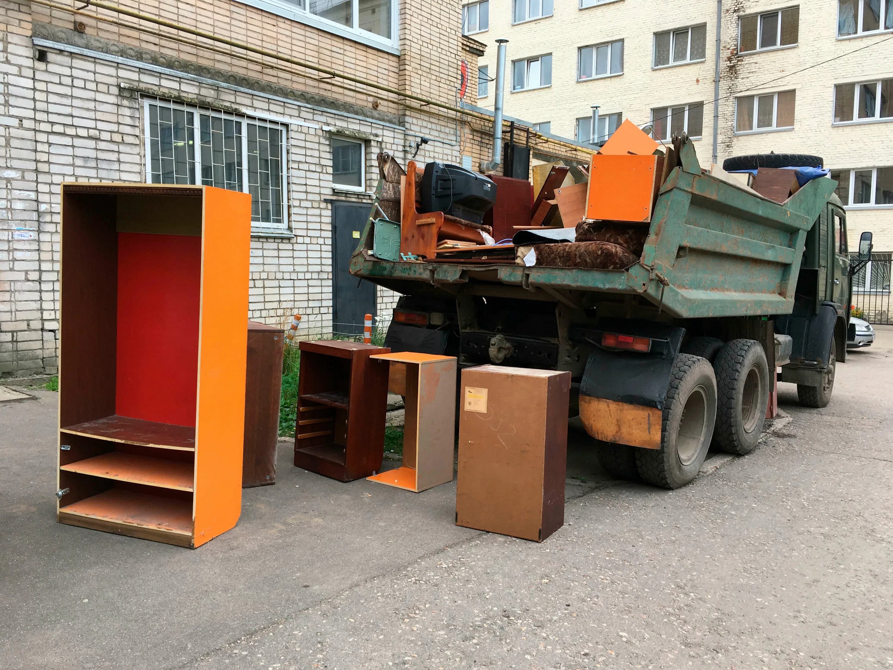 Утилизация старой мебели с вывозом и разбором в Красном Сулине в октябре