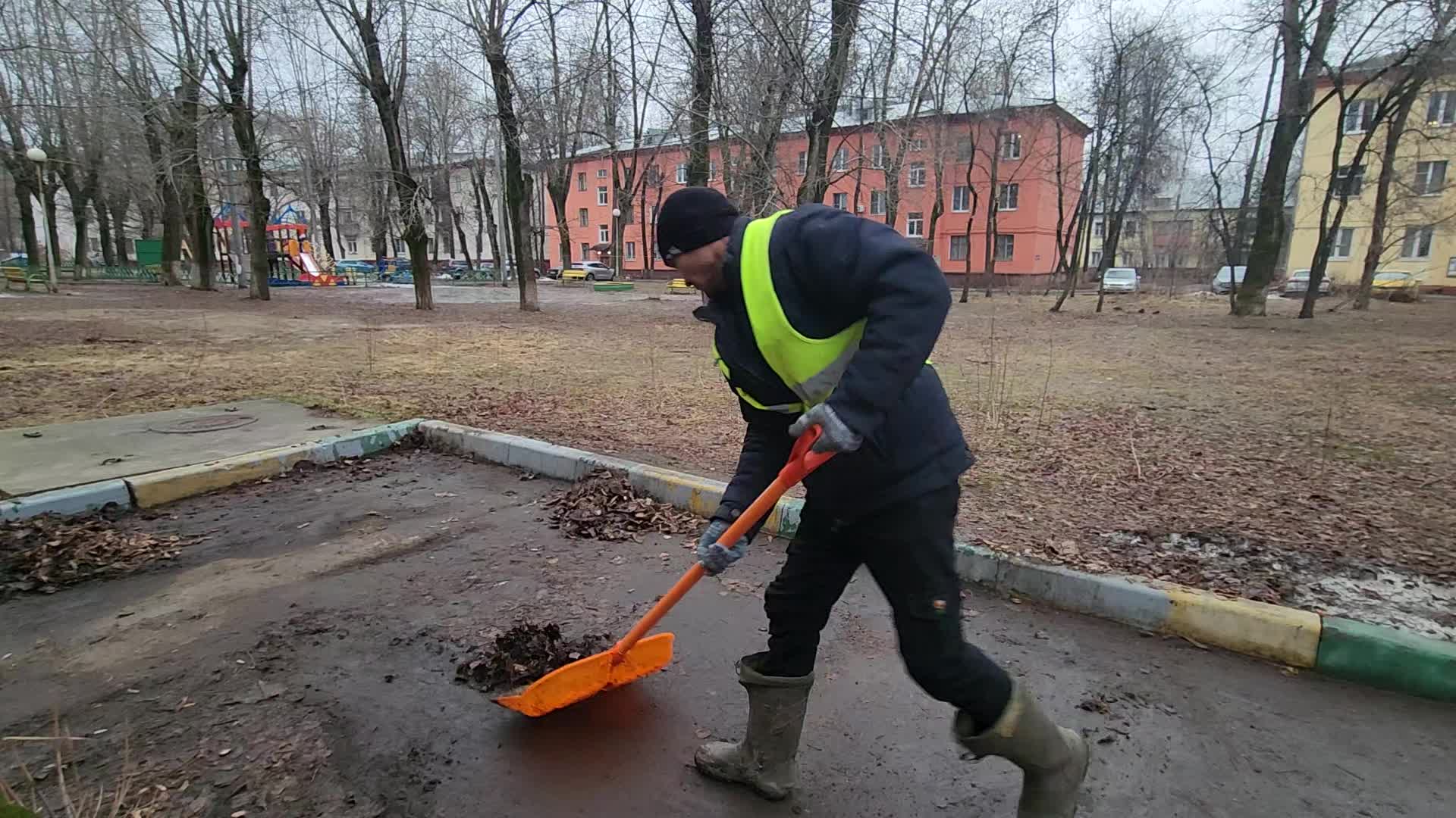 Уборка территорий в Красном Сулине в октябре