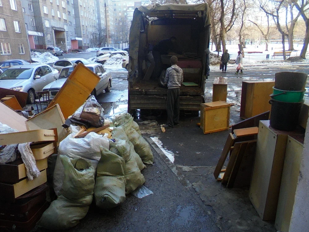 Вывоз мусора из подвала с утилизацией в Красном Сулине в октябре