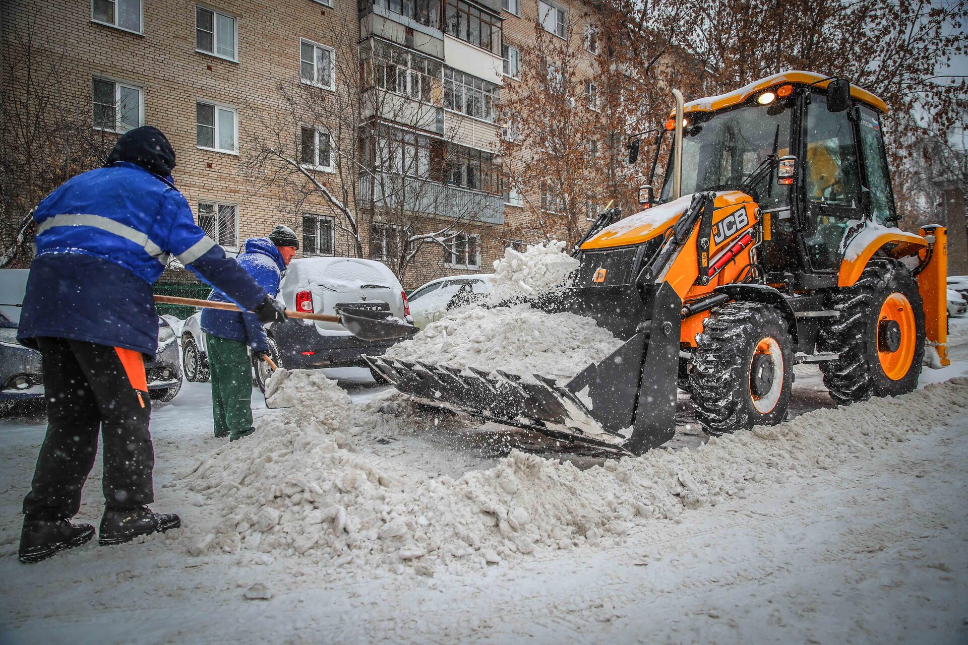 Очистка дворов от снега и наледи в Красном Сулине — уборка снега, трактор и ручная, цены от 510 руб. | ПроМусор