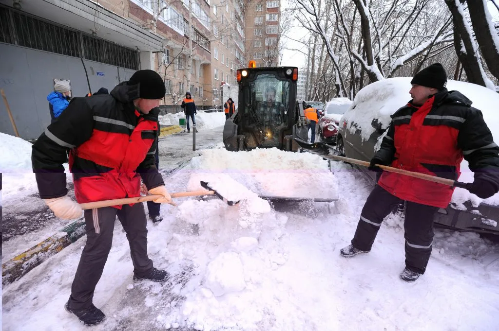 Очистка дворов от снега с гарантией результата в Красном Сулине в октябре