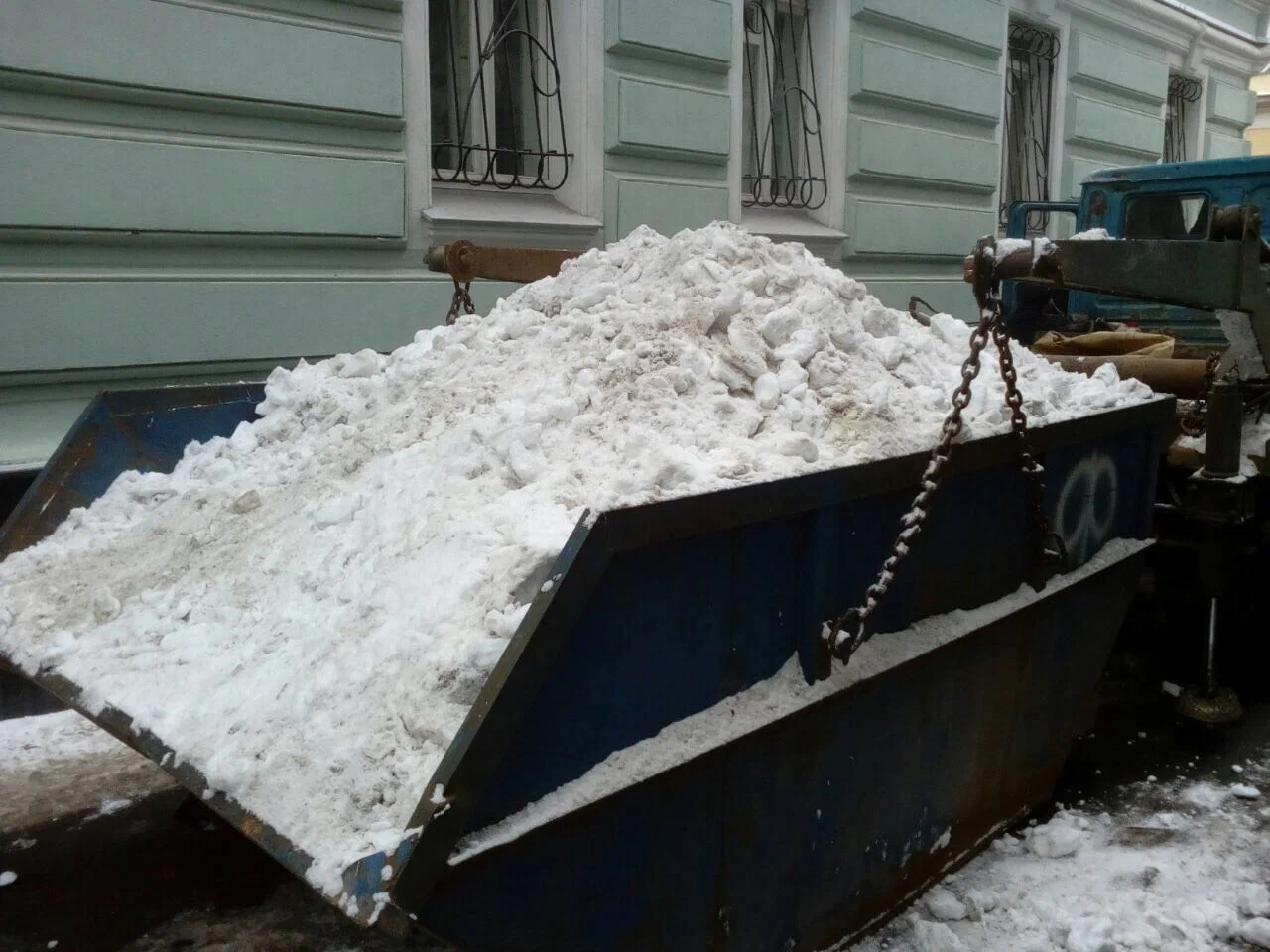 Вывоз снега контейнерами в Красном Сулине в октябре