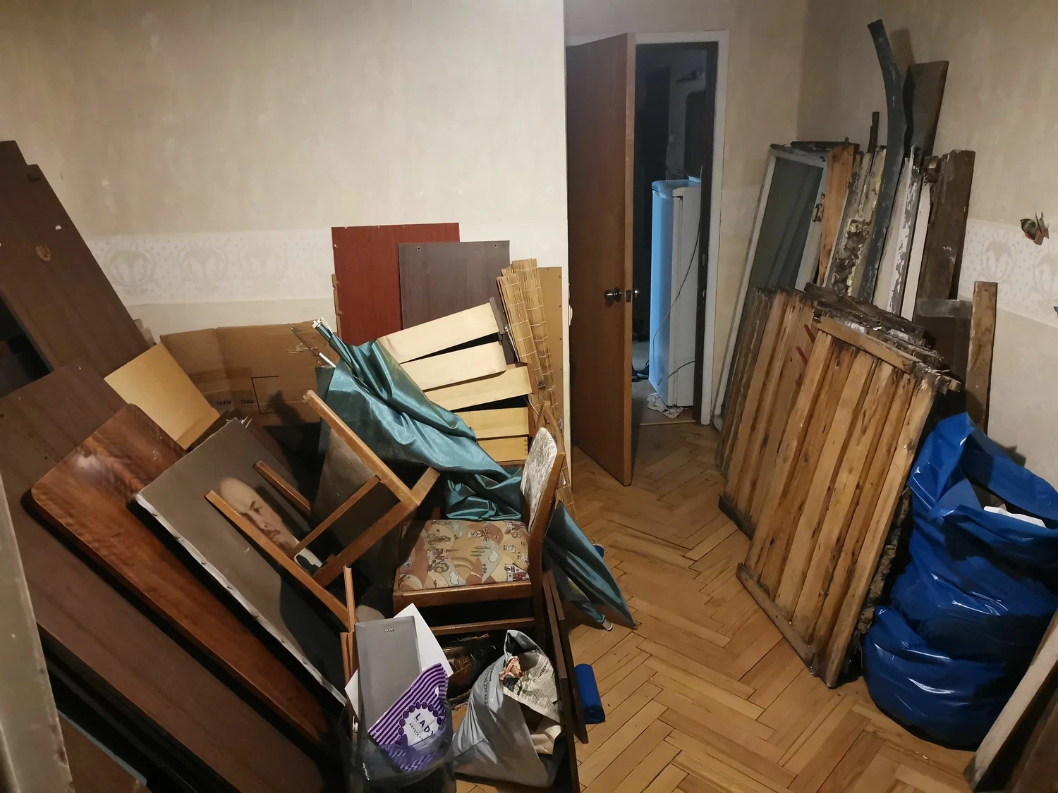 Демонтаж мебели с вывозом и утилизацией в Красном Сулине в октябре